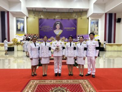 สำนักตรวจเงินแผ่นดินจังหวัดร้อยเอ็ด เข้าร่วมพิธีเจริญพระพุทธมนต์,ทำบุญตักบาตรถวายพระราชกุศล,พิธีถวายเครื่องราชสักการะและวางพานพุ่ม และพิธีจุดเทียนถวายพระพรชัยมงคลสมเด็จพระนางเจ้าฯ พระบรมราชินี