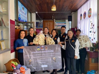 สำนักตรวจเงินแผ่นดินจังหวัดร้อยเอ็ด มอบดอกไม้จันทน์ตามโครงการ “ร้อยดวงใจภักดิ์ ประดิษฐ์ดอกไม้จันทน์”